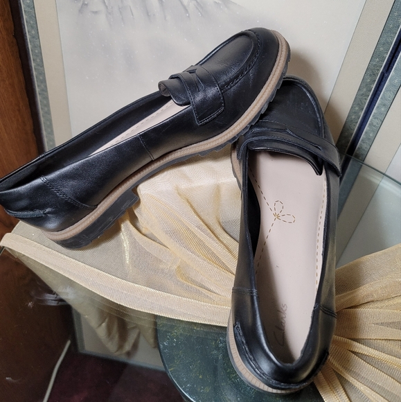 NWOT.  Clarks "Griffin Milly" designer loafers.  Size 9.5.  (229) - Picture 3 of 5